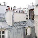 Pretty Love Nest In The Heart Of The Louvre