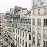 Pretty Love Nest In The Heart Of The Louvre