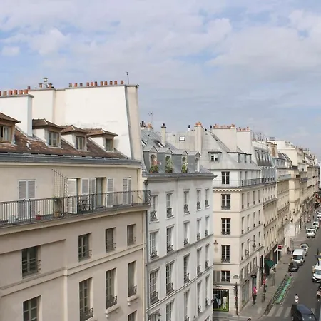 Pretty Love Nest In The Heart Of The Louvre Parigi